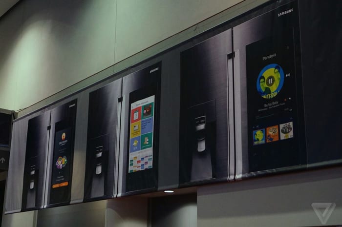 Samsung-tizen-sticking-massive-touchscreen-smart-fridge-2