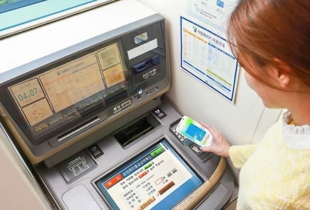 Samsung-Pay-expanding-into-mobile-banking-service